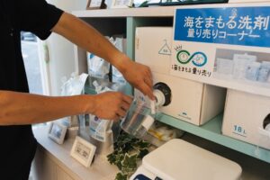 海をまもる洗剤 量り売りの様子（10mlから利用可能）